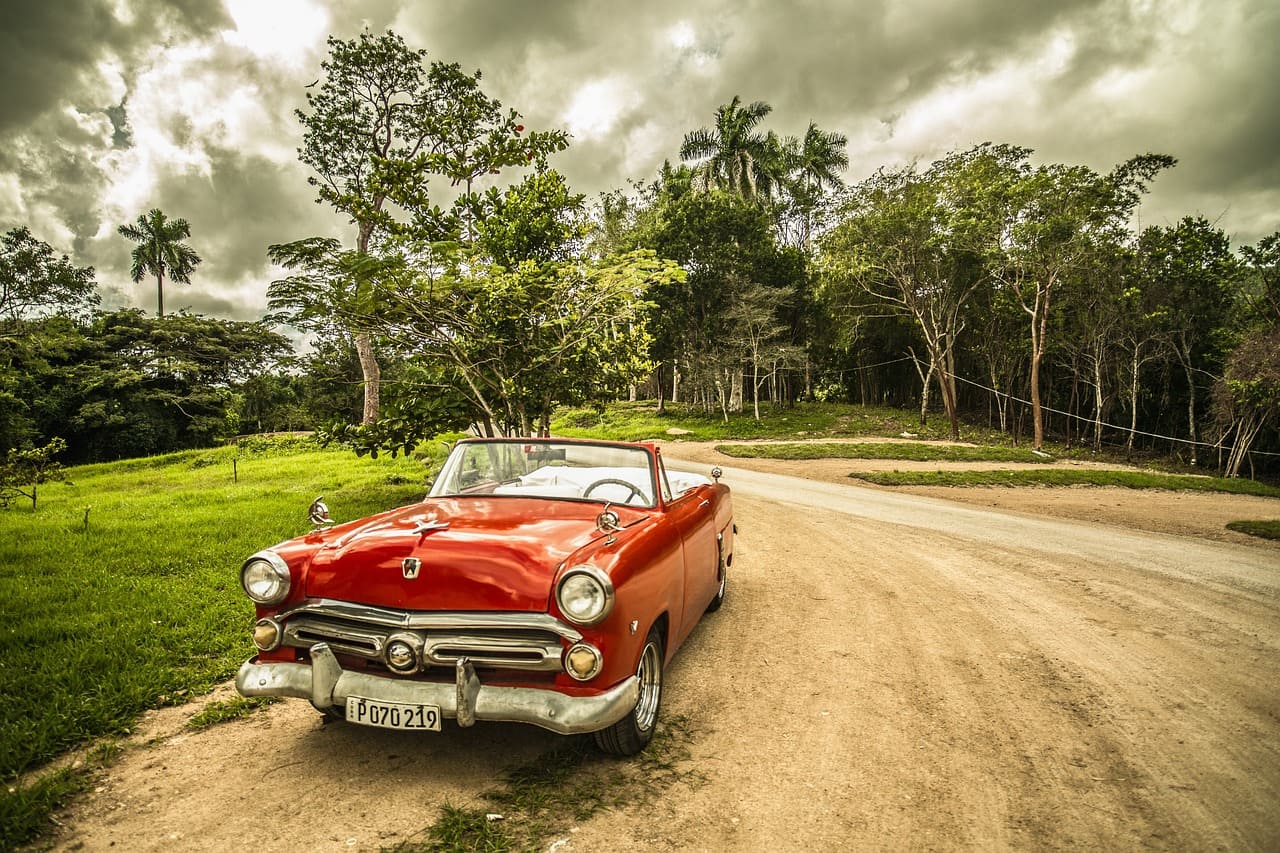 rode oldtimer zonder brandstof